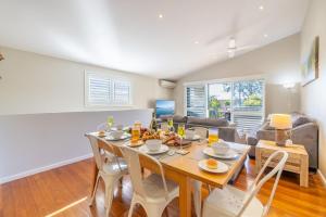 Pet friendly La Costa, 2-1a Messines St - air con and Wi-Fi