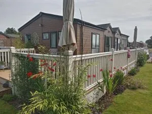 Willow Tree Luxury Full Size Lodge 6 Miles From York With Private Hot-Tub and Garden - Wilberfoss