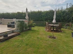 Willow Tree Luxury Full Size Lodge 6 Miles From York With Private Hot-Tub and Garden
