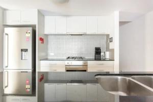 Spacious Freo Apt BBQ Balcony & 2 Cars