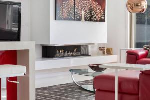 Tyrone Beachside Luxury - Home Theatre Study