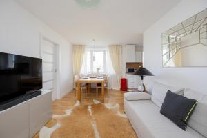 Bright Two-Bedroom Apartment by Noclegi Renters