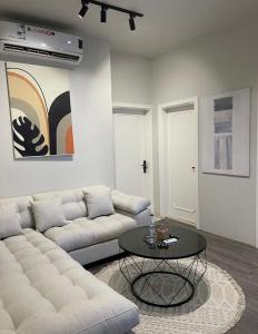 شقة بغرفة واحده وصاله وموقع مميز