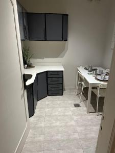 شقة بغرفة واحده وصاله وموقع مميز