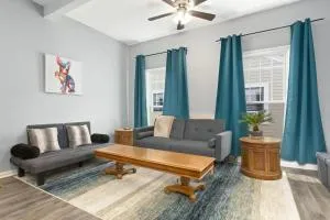 Recently Renovated Chic Durham Farmhouse - Hayes