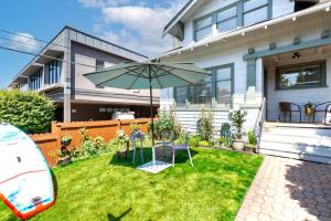 Vintage 3 Bedroom Home in Prime Eastlake Seattle with Private Parking