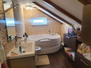 Chirie perioada Untold