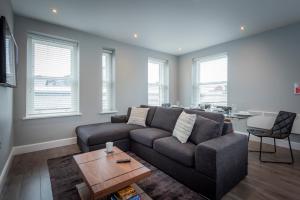 Gordon Moon Suites Bolton Centre Apartments