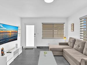 Charming 2BR Lakefront Cottage in Davie near Beach