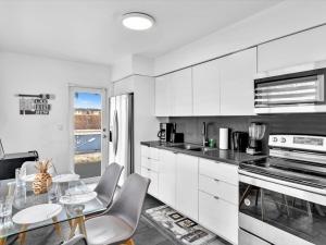 Charming 2BR Lakefront Cottage in Davie near Beach