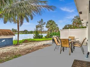 Charming 2BR Lakefront Cottage in Davie near Beach