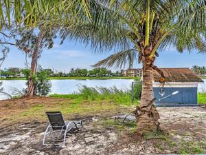 Charming 2BR Lakefront Cottage in Davie near Beach