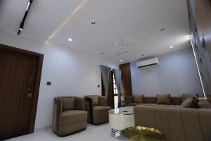 Woodlands Apartment 501 - Fully Furnished Luxury Apartment