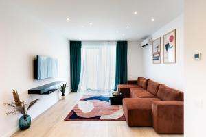 Roots Two - Tranquil Lakeview Escape with Balcony