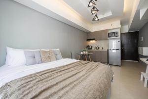 Furnished Studio in Avida Towers Riala, Cebu IT Park with Pool View, Fast WiFi, Netflix and More