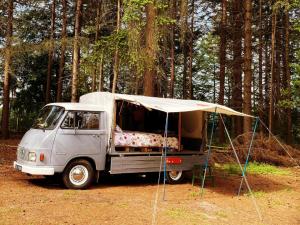 Kingsize Bed on Wheels en Tiny Red House