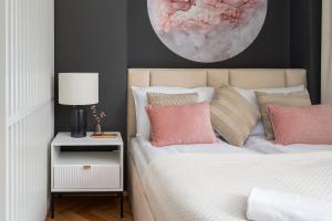 Heart of Warsaw Apartment by BookingHost