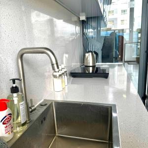 Cozy Room with Balcony Central 10mins to Airport Maihouse