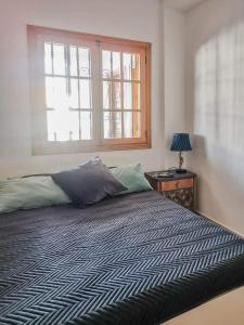 Casa Del Angel , Cosy 2 bed apartment,150m from Playa Los Locos plus beautiful swimming pool