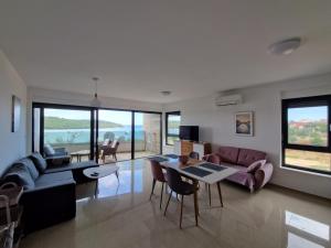 Apartman Hela s direktnim pogledom na more i zajedničkim bazenom