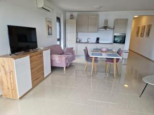 Apartman Hela s direktnim pogledom na more i zajedničkim bazenom