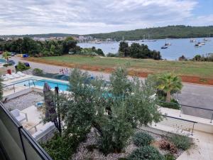 Apartman Hela s direktnim pogledom na more i zajedničkim bazenom