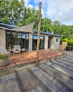 Holiday house with private SAUNA and HOTTUB on park de Ijsvogel with swimming pools and children entertaiment AIRCO - 福尔特赫伊曾