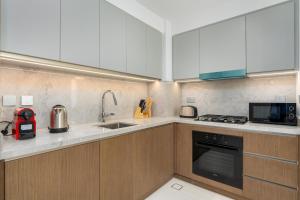 Beach Isle Tower 2 - Beachfront Stunning - Full Sea Views