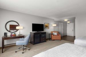 Queen Room with Two Queen Beds - Mobility and Hearing Access/Non-Smoking room in Hampton Inn & Suites Douglas