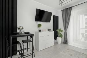 Wyjątkowy i Nowoczesny Apartament z Balkonem i Parkingiem by Noclegi Renters