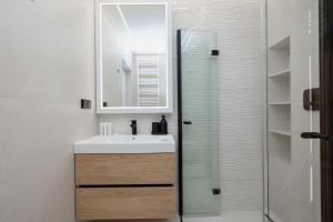 Nowoczesny Apartament Przy Plaży z Parkingiem by Noclegi Renters