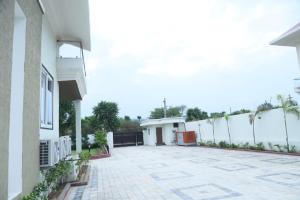 Raj Farms Luxury Villa and Private Pool Near Kukus