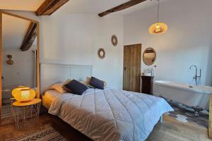 Maisons de vacances La Fontaine gite de charme a 12min du Puy duFou : photos des chambres