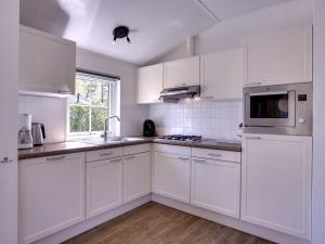 Holiday Home 4-persoons bos-3 by Interhome