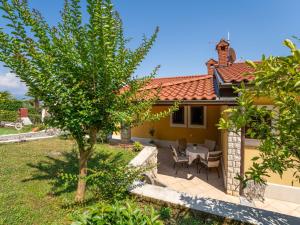 Apartment villa Valy by Interhome