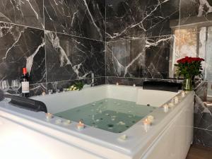 Appartements Les Loges des Coteaux - Loge 1 - Luxury lodges with jacuzzi : photos des chambres