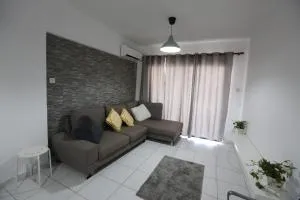 Near the Beach Holiday Apartment - Лимасол