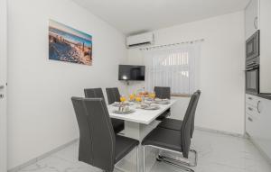 3 Bedroom Gorgeous Home In Sumet 
