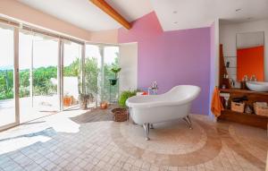 Maisons de vacances Beautiful Home In Besse-Sur-Issole : photos des chambres