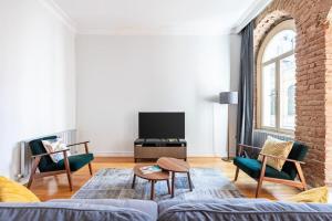 Warm Rustic Charming 2BD Galata wPatio Gem! #320