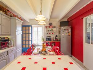 Maisons de vacances Holiday Home la maison du bonheur by Interhome : photos des chambres