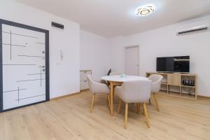 Modern 1-Bedroom Apartment with Free Parking