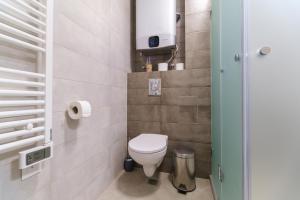 Modern 1-Bedroom Apartment with Free Parking