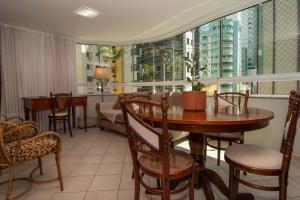 Elegância Clássica 100m da Praia na Rua 3700 P1397