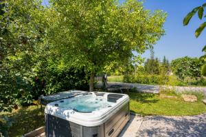 Lovely Cottage with Jacuzzi