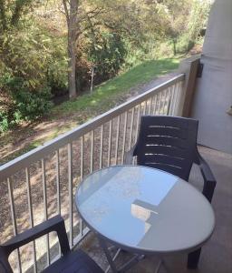 T 1 avec terrasse face rivière à 1 min des thermes