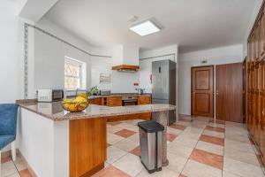 Host Wise - Spacious Family House with Garden
