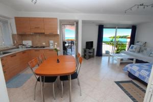 One-Bedroom Apartment with Sea View room in Rooms and Apartments Bella Vista