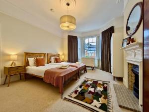 Impressive 5BR family home in Leafy