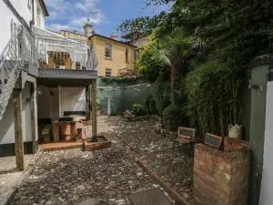 The Coach House Apartment - 道利什